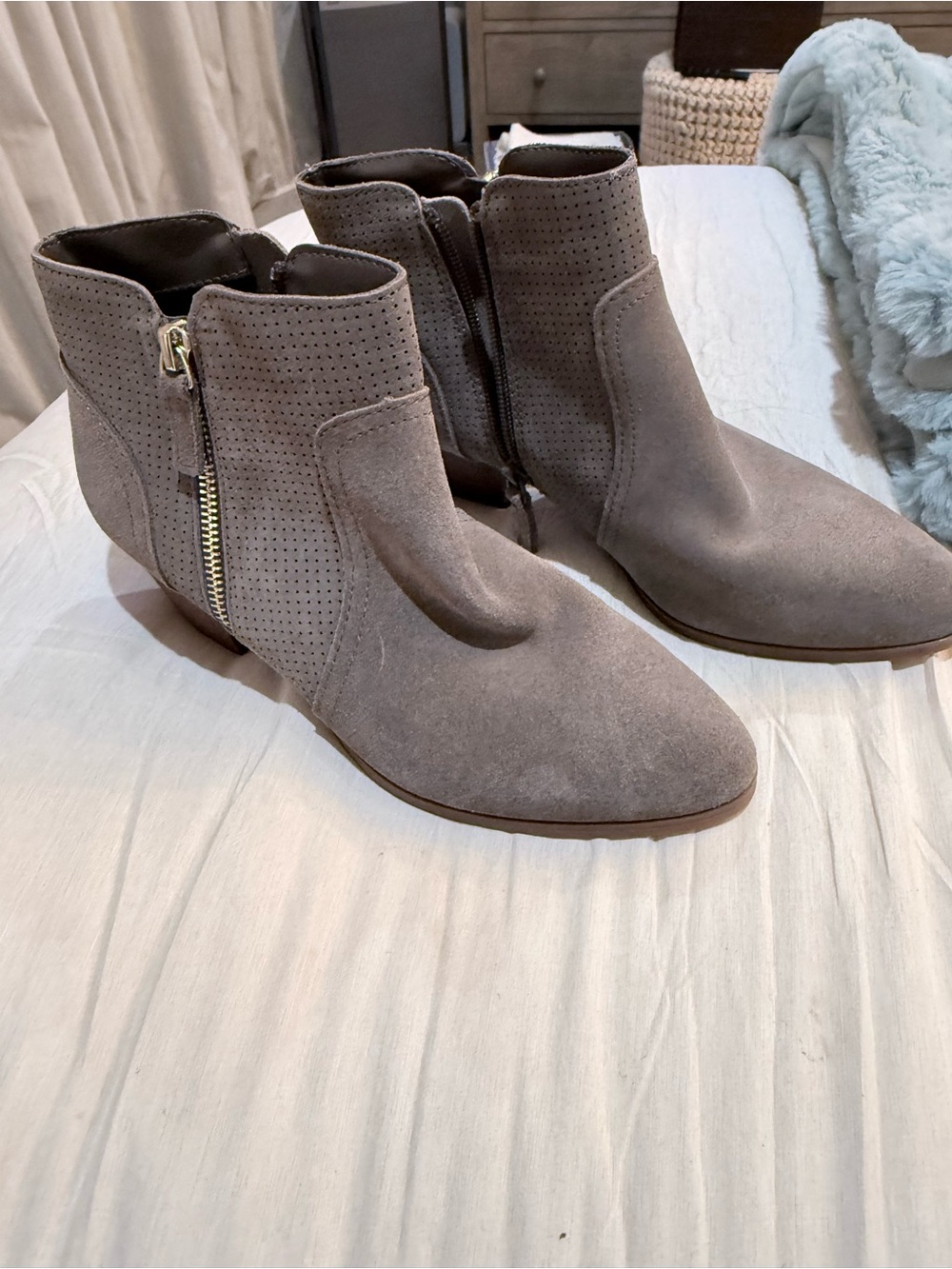 Violet & Red Carley Taupe Suede Booties Size 7